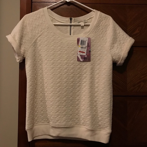 NWT textured quilted tee. Size Medium - Picture 1 of 3